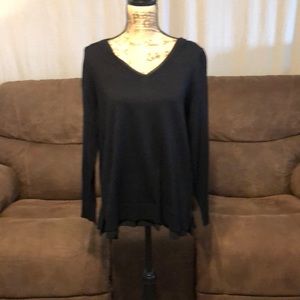 BLACK LIGHT WEIGHT SWEATER